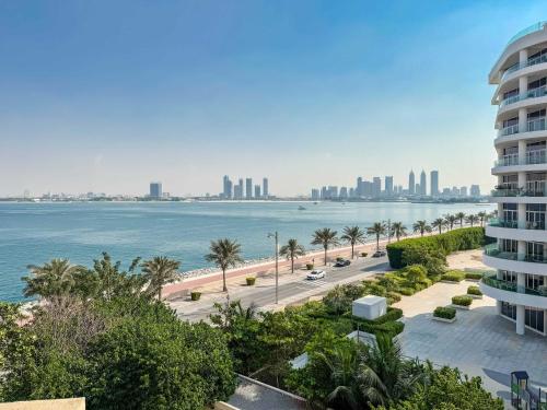 Waterfront 2BR Apartment with Sea Views, Dubai (photo 3)
