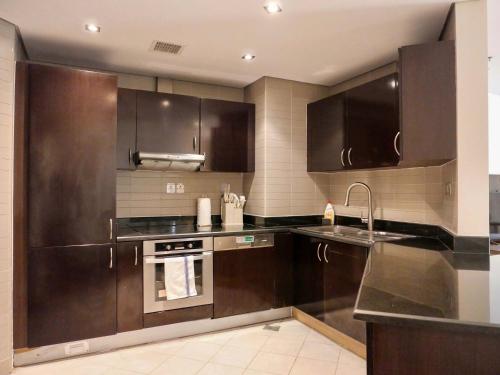 Waterfront 2BR Apartment with Sea Views, Dubai (photo 4)