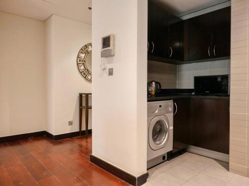 Waterfront 2BR Apartment with Sea Views, Dubai (photo 6)