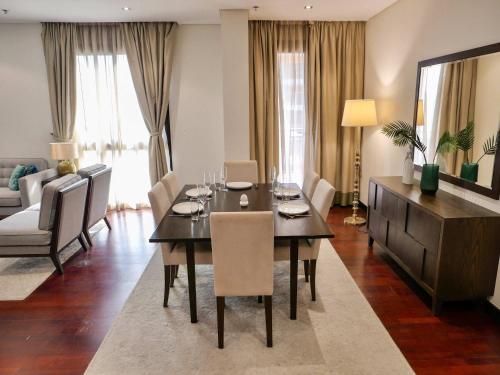 Waterfront 2BR Apartment with Sea Views, Dubai (photo 8)