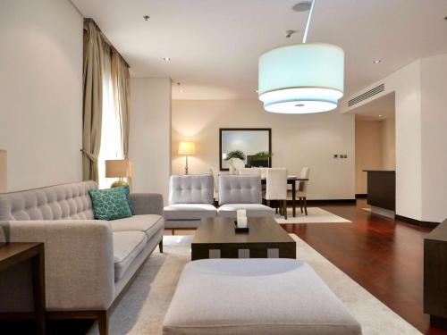 Waterfront 2BR Apartment with Sea Views, Dubai (photo 10)