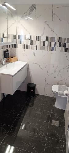 Eternal Acropolis Suites - image 4