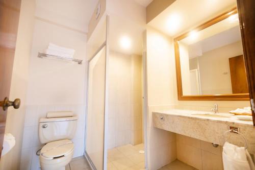 Hotel Plaza Uruapan - Tap to explore photos