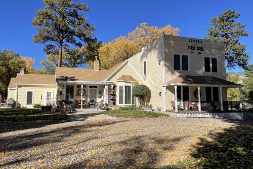 حديقة, Moore's Old Pine Inn in Monroe