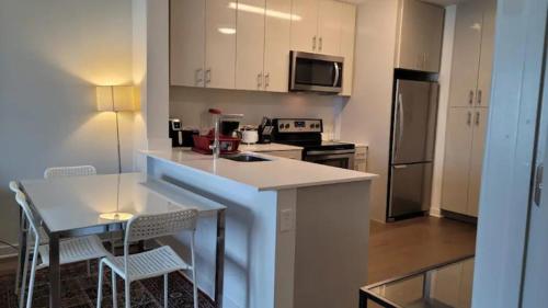 Very posh 1 bed room apartment -City Views, walk to Subway and Ferry, 15 minutes to Manhattan, Min 30 days stay