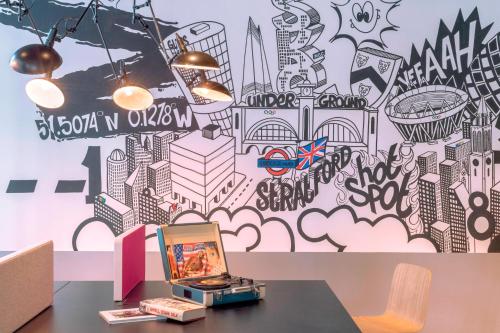 Moxy London Stratford - image 7