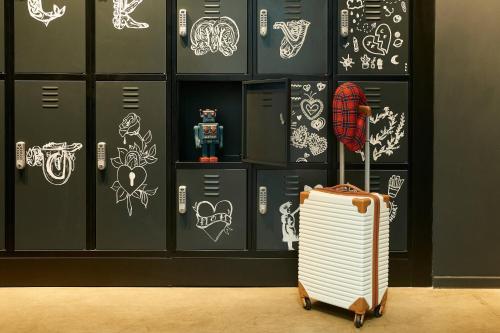 Moxy Edinburgh Airport - image 8