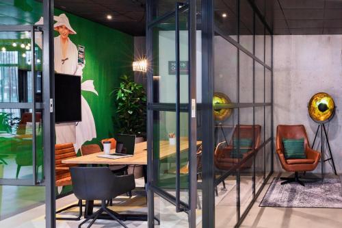 Moxy Duesseldorf South - image 9