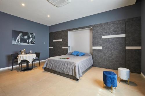 1 queen bed, 1 twin bed