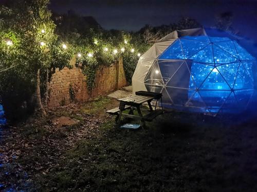 Secret Heated Dome, Hot Tub,Firepit Projector in Lincoln - Scampton