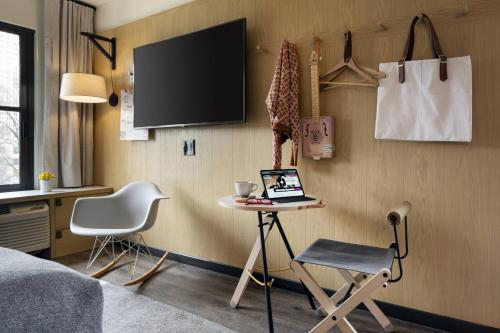 room detail thumbnail 1
