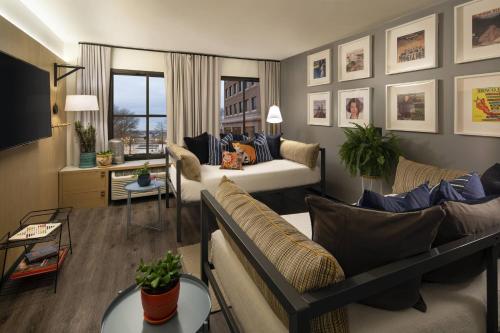 MOXY Memphis Downtown MOXY Memphis Downtown