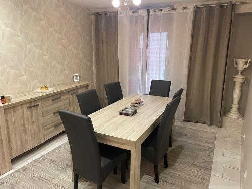 Maison appartement cosy au centre-ville in 呂克瑟伊萊班