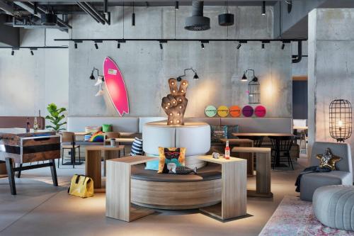 Moxy Hamburg City - image 12