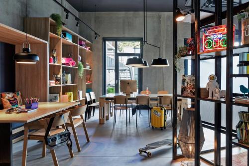 Moxy Hamburg City - image 2