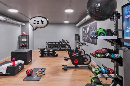 Moxy Hamburg City - image 8