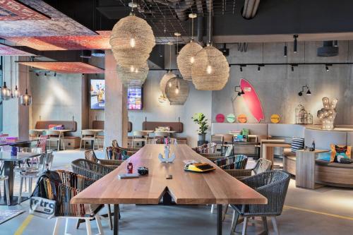 Moxy Hamburg City - image 5