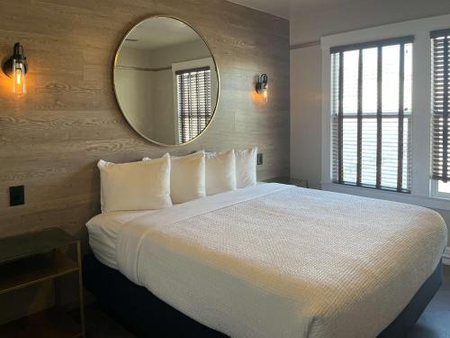 King Room - Non-Smoking room in Motel 6 San Francisco CA Civic Center