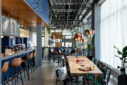 Bar/Lounge, Moxy Plymouth in Plymouth