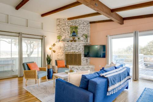 Tequila Sunrise hot tub lake view firepit pool in Canyon Lake, USA