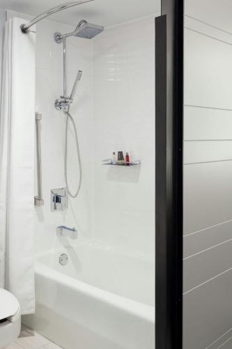 Standard King Room image 8