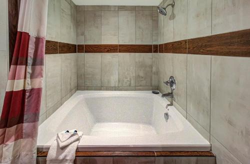 Shower, Brookside Lodge near Alamo Steakhouse & Saloon