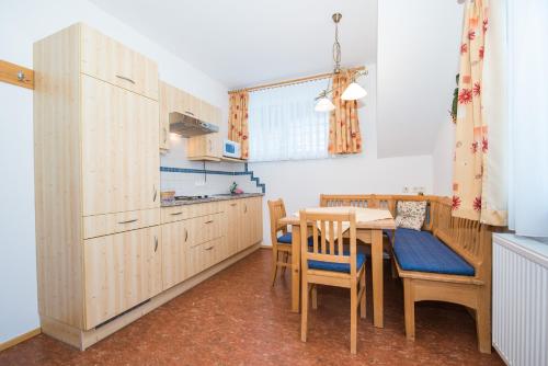 Kitchen, Aparthotel Ederhof in Schlanitzen