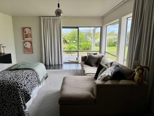 Iconic & Curvaceous Beach House in Waikanae