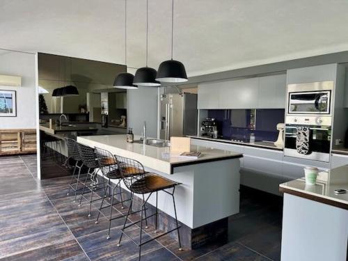 Iconic & Curvaceous Beach House in Waikanae