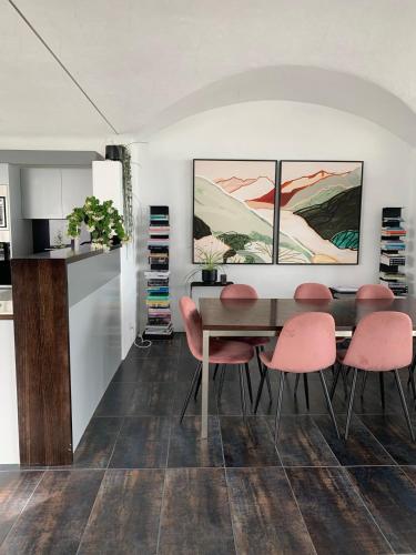 Iconic & Curvaceous Beach House in Waikanae