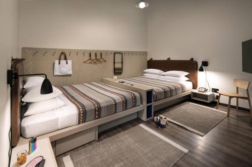2 king beds, 1 sofa bed