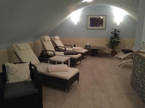Family Room (2 Adults + 2 Children)