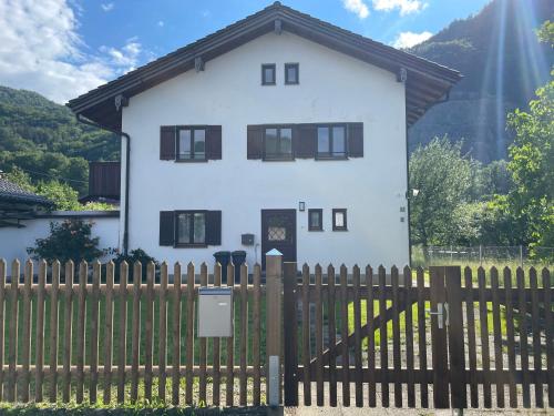 A szálláshely kívülről, Haus KaiserInn - komfortable Wohnung 82 qm TOP ausgestattet, 2 Schlafzimmer mit Balkon und Bergblick in Flintsbach am Inn