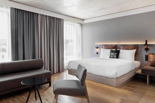 1 queen bed, 1 sofa bed