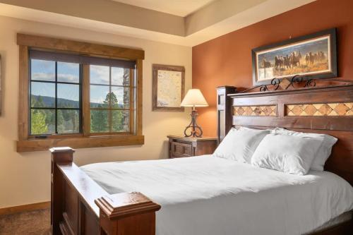 Cowboy Inspired 2BR with Panoramic Views and Hot Tub