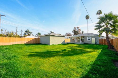 Luxury Modern Retreat with Spacious Yard & Premium Comfort