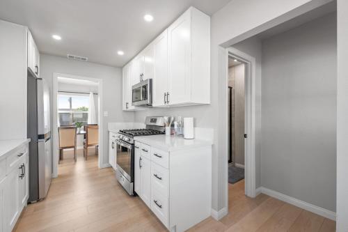 Luxury Modern Retreat with Spacious Yard & Premium Comfort