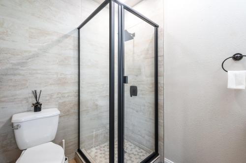 Luxury Modern Retreat with Spacious Yard & Premium Comfort