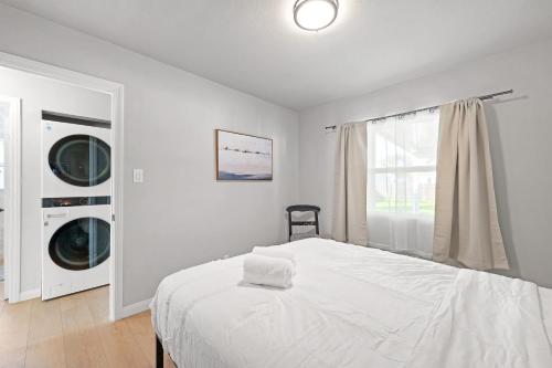 Luxury Modern Retreat with Spacious Yard & Premium Comfort