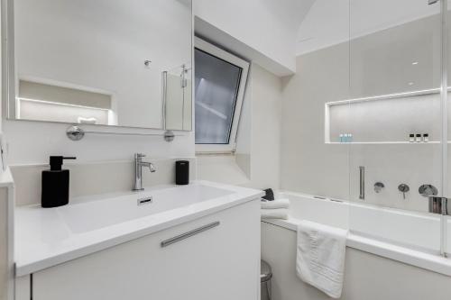 Colosseum Charming Suite monti district with jacuzzi, Roma (foto 4)