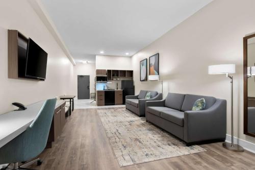 Two-Room Queen Suite with Two Queen Beds and Sofa Bed - Larger Room/Non-Smoking