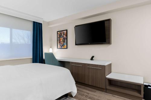 Queen Studio Suite with Walk-In Shower and Kitchen - Non-Smoking