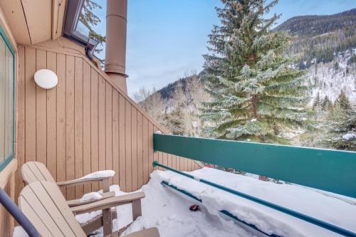 4 Mi to Vail Ski Resort Cozy Getaway with Deck! thumb 3