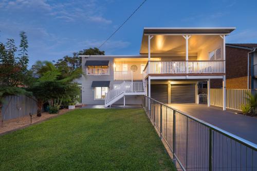 Shoaly House - A Spacious Oasis in Shoal Bay