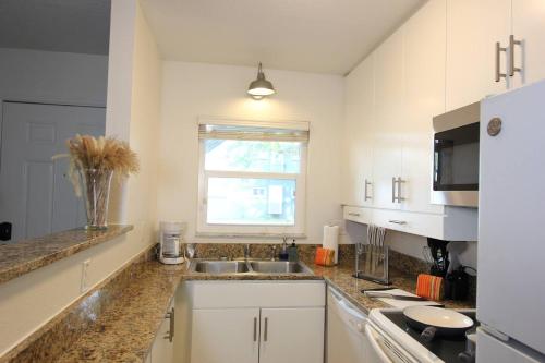 Vibrant Modern Escape, Walk To Dining, Near Beach in Arlington Park