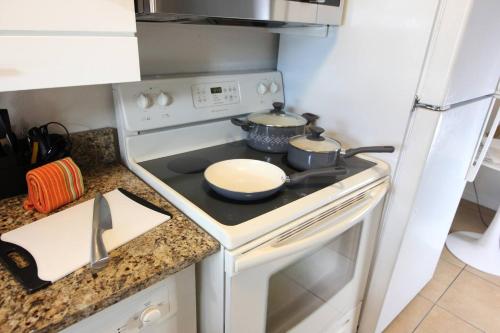 Vibrant Modern Escape, Walk To Dining, Near Beach in Arlington Park