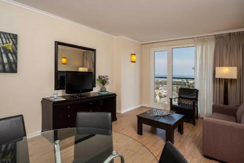 Junior King Suite - Lounge Access image 6
