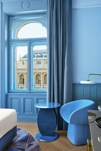 Fabulous King Room with Opera House view image 3