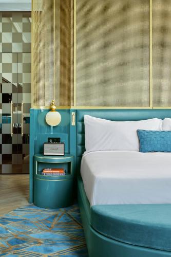 Cool Corner Suite King with City View image 8