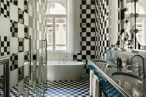 Cool Corner Suite King with City View image 2
